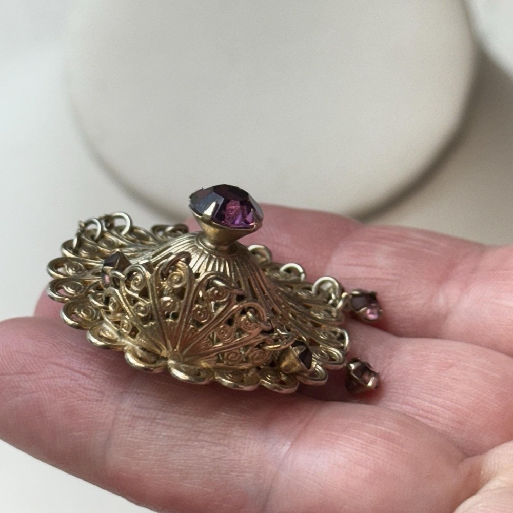 Vintage Purple Rhinestone Dangle Cha Cha Gold Tone Filigree Brooch Pin Scalloped - Picture 4 of 5